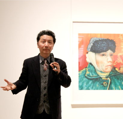 美術館で行われたアーティストトーク中の森村さん。